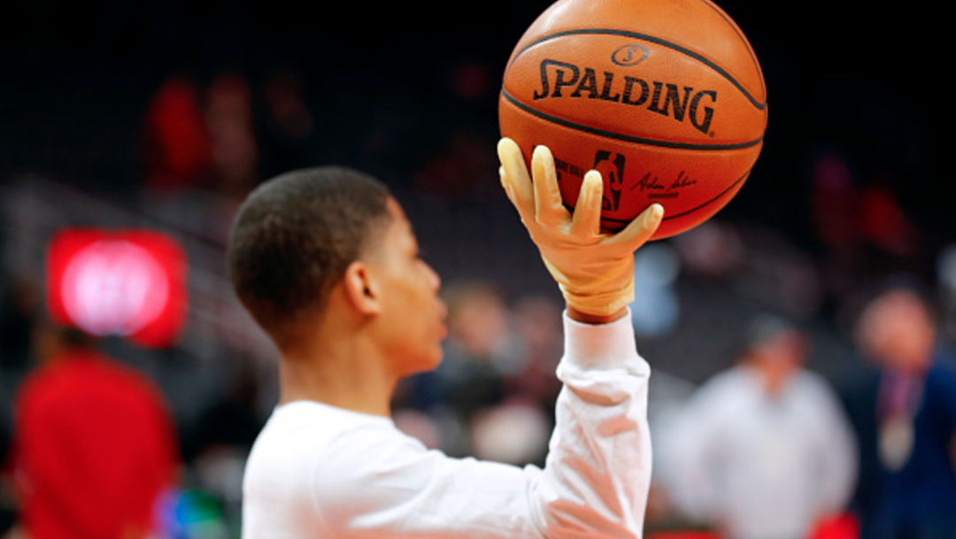 Los basquetbolistas usan guantes mientras entrenan como medida preventiva previo a juego de la NBA