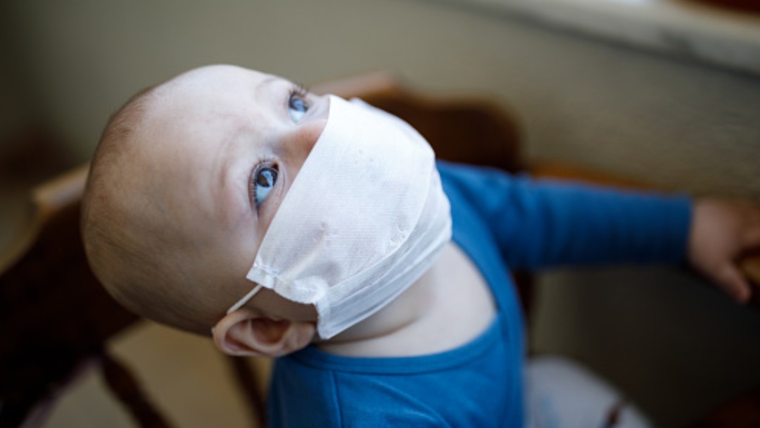 Bebé usa cubrebocas. Getty Images