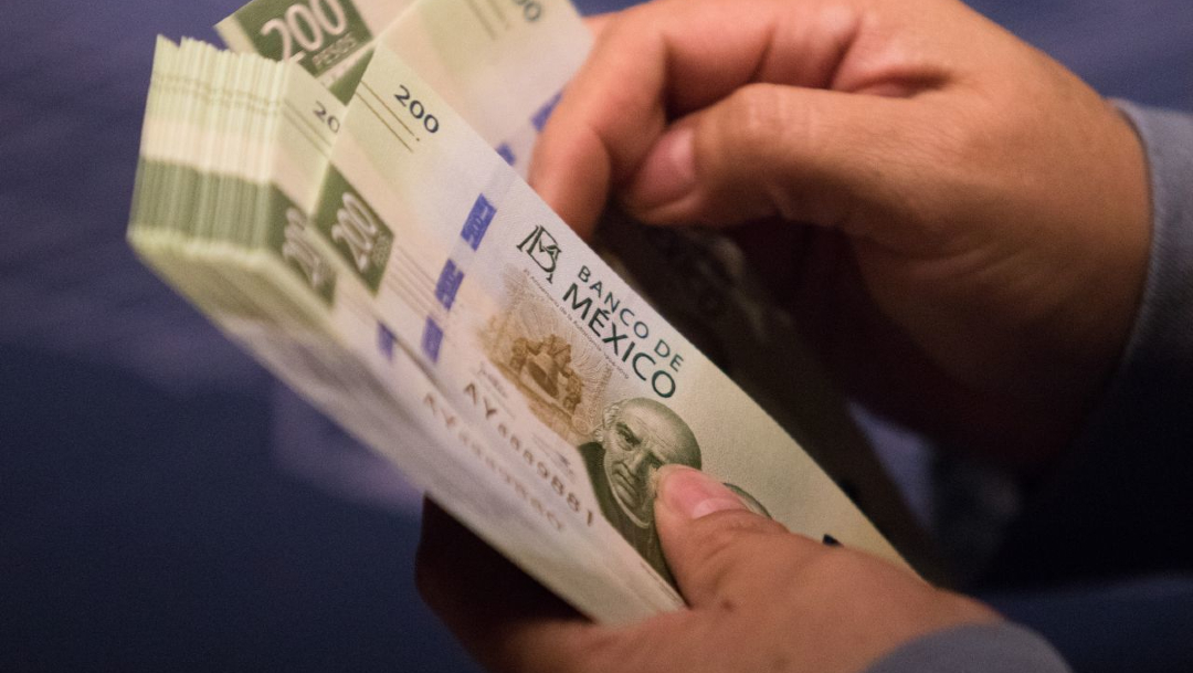 Una persona cuenta varios billetes de 200 pesos mexicanos. (Foto: Cuartoscuro/archivo)