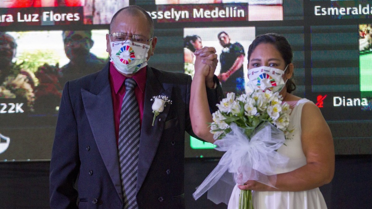 Realizan la primera boda colectiva virtual en Escobedo, NL