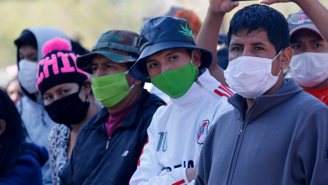 Ciudadanos bolivianos usando cubrebocas, gobierno de Bolivia denuncia asalta a convoy con insumos y equipo médico