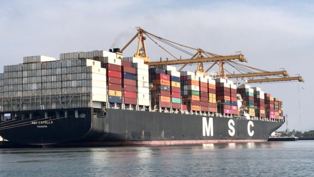 El buque MSC Capella arribó al Puerto de Manzanillo, Colima. Twitter/@berthareynoso