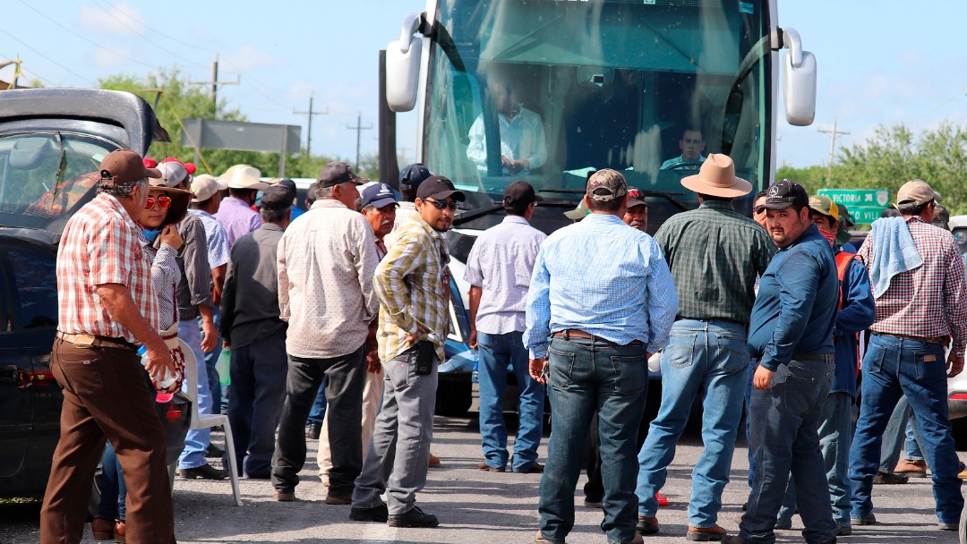 Un grupode campesinos bloquean carreteras en San Fernando, Tamaulipas. Efe