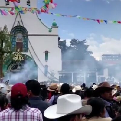 Indígenas tzotziles celebran a San Juan Bautista en Chamula, Chiapas, sin sana distancia