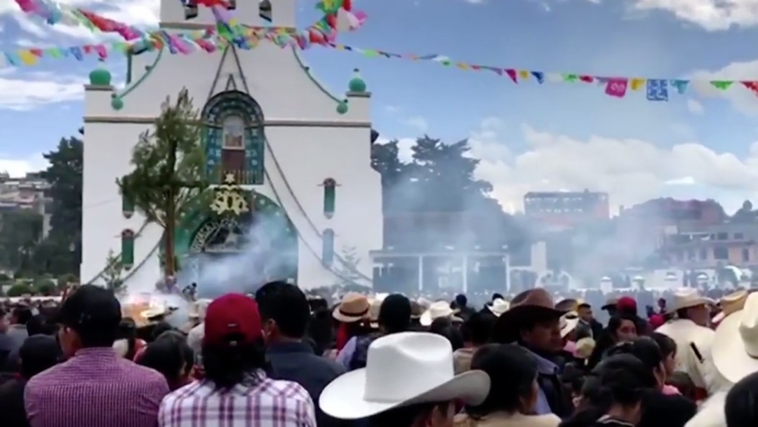 Indígenas tzotziles celebran a San Juan Bautista en Chamula, Chiapas, sin sana distancia