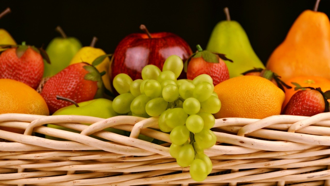 cesta frutas manzana uvas peras