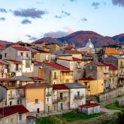 Pueblito italiano libre de COVID-19 vende casas a un euro