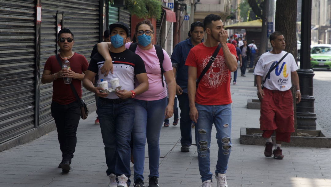 Un grupo de personas caminan por la calles del Centro de la Ciudad de México durante la pandemia del coronavirus. (Foto: Cuartoscuro)