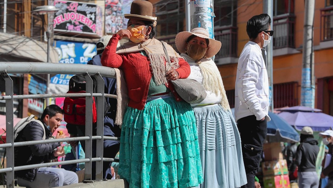 Mujeres aymaras con tapabocas son vistas en una plaza céntrica de La Paz, Bolivia. (Foto: EFE)