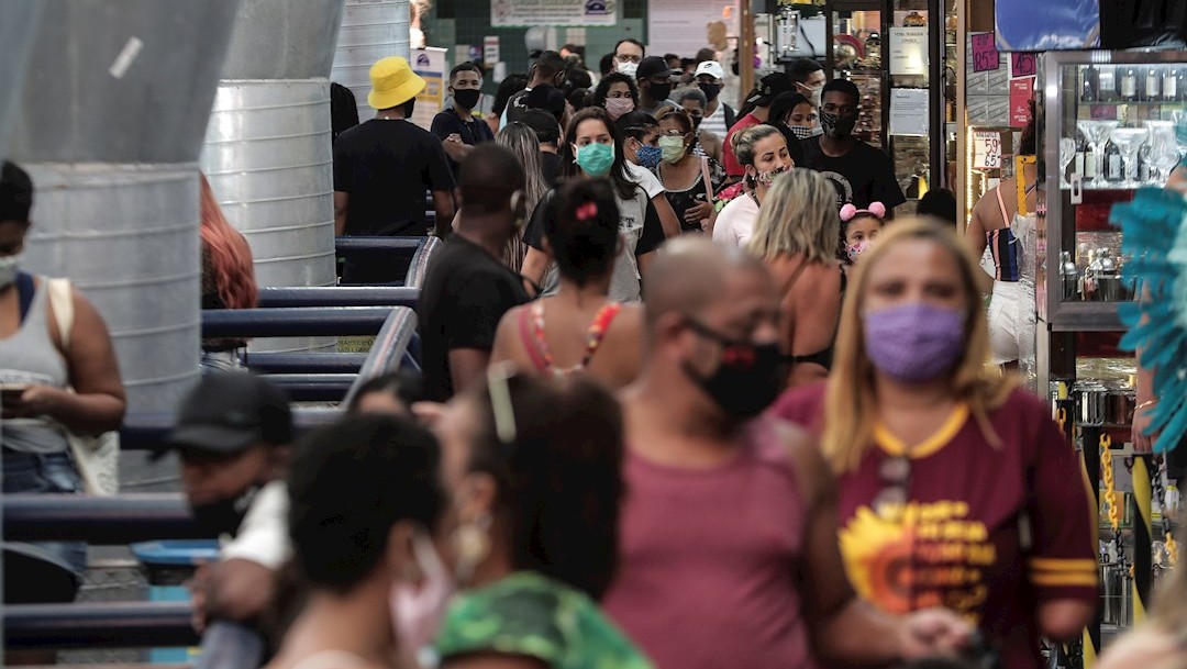 Cientos de personas caminan por el Mercadao de Madureira durante la pandemia de COVID-19
