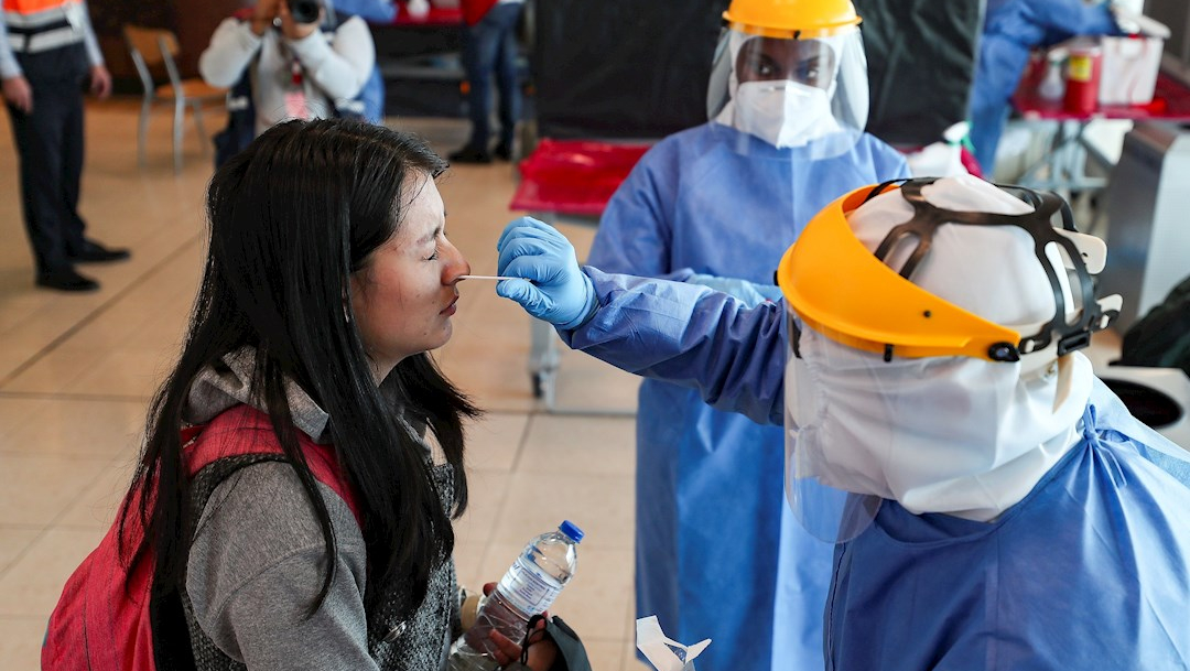 Personal médico realiza los chequeos y pruebas de PCR, a los pasajeros que llegan este lunes al aeropuerto de Quito, Ecuador. (Foto: EFE)