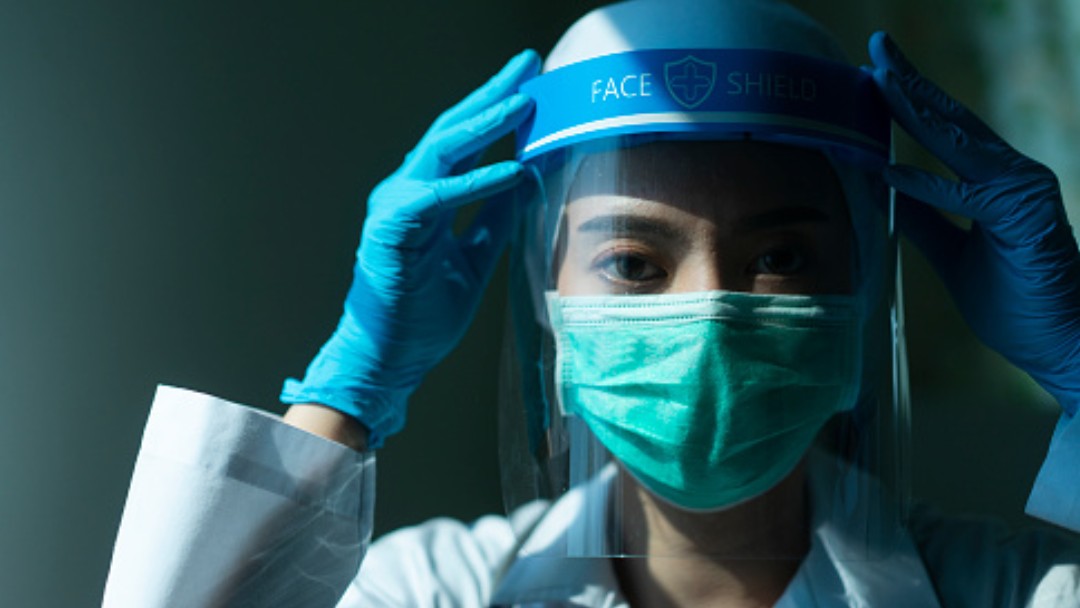 Un médico usa mascarilla y cubrebocas contra coronavirus. Getty Images