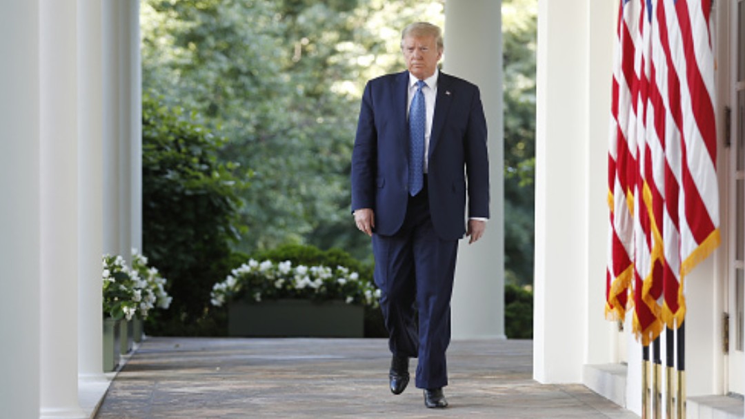 Donald Trump camina en el patio de la Casa Blanca. Getty Images