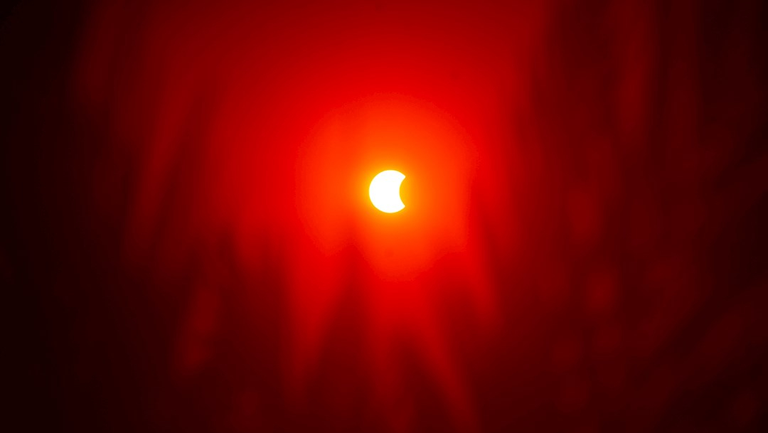 Vista de un eclipse solar anular parcial visto desde El Cairo, Egipto. (Foto: EFE)