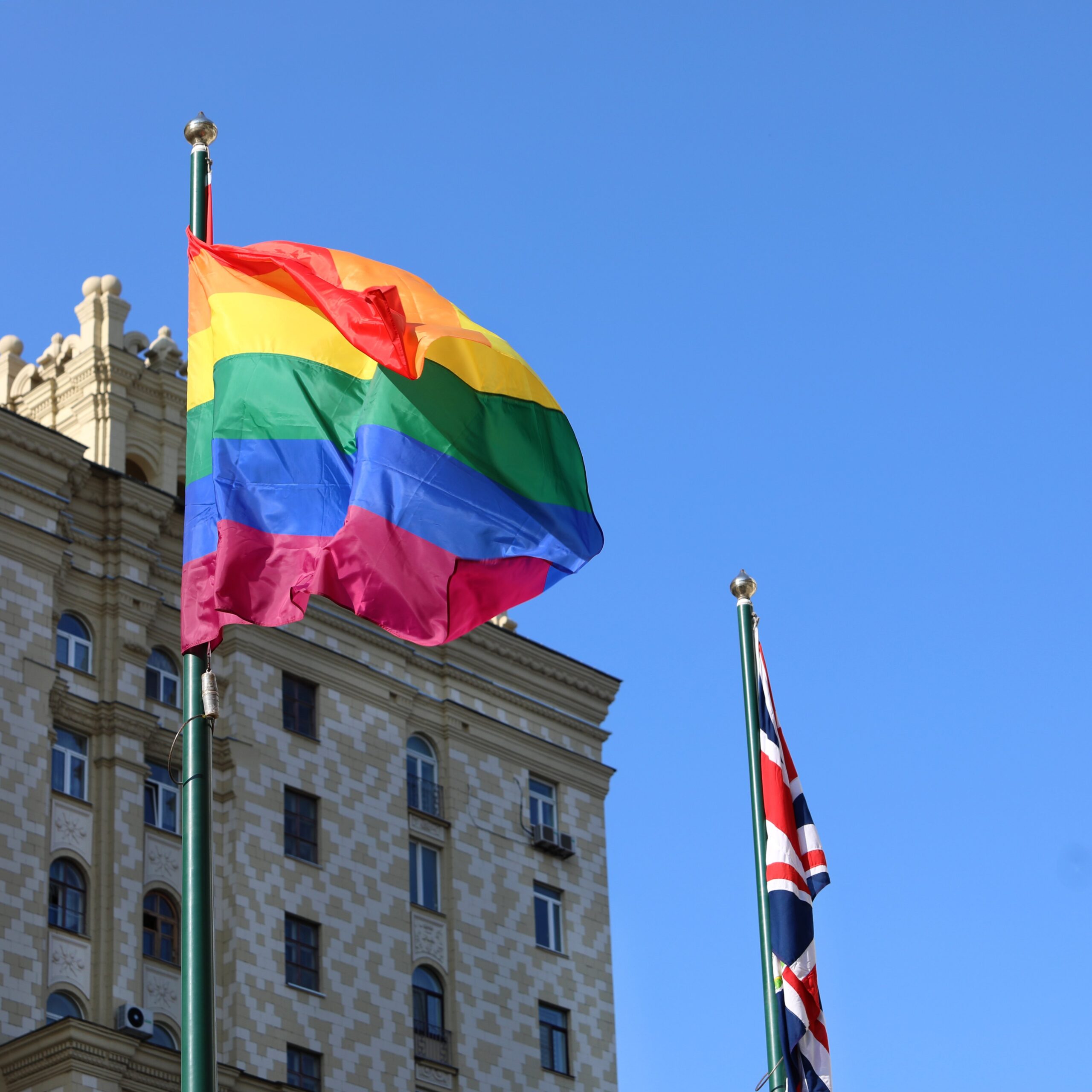 Embajada británica en Moscú iza la bandera arcoíris para conmemorar el Orgullo LGTB