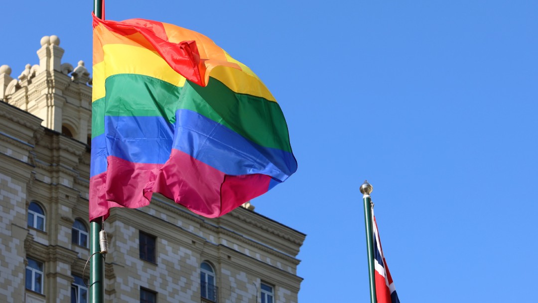 Embajada británica en Moscú iza la bandera arcoíris para conmemorar el Orgullo LGTB