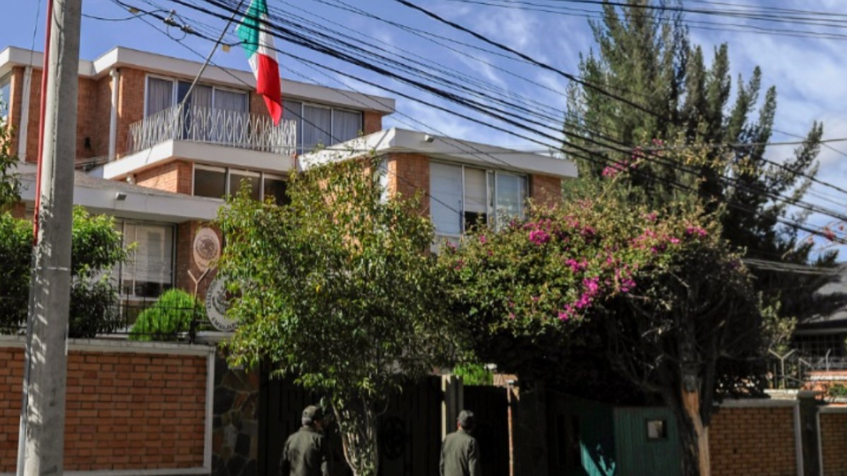 Activistas levantan bloqueo en embajada de México en Bolivia