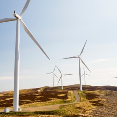 Juez suspende política energética de México que limita la energía renovable