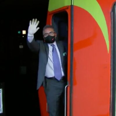 ‘Chofer feliz’ del Metro CDMX anima a pasajeros en medio de la pandemia por COVID-19