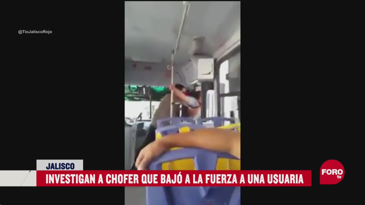 FOTO: exhiben a chofer por baja a la fuerza a mujer que no tenia monedas para pagar