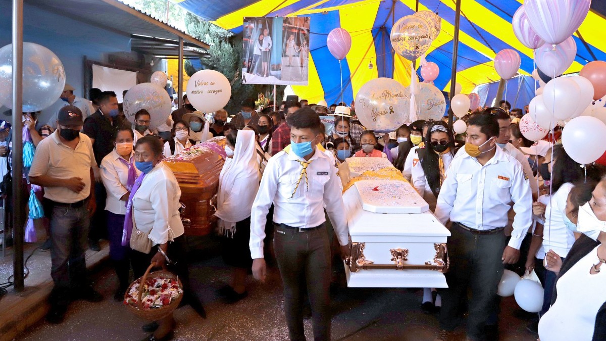 Familiares despiden a madre e hija asesinadas en Puebla