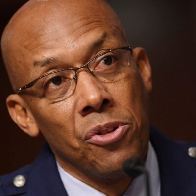 Senado de EEUU confirma al primer jefe militar afroamericano