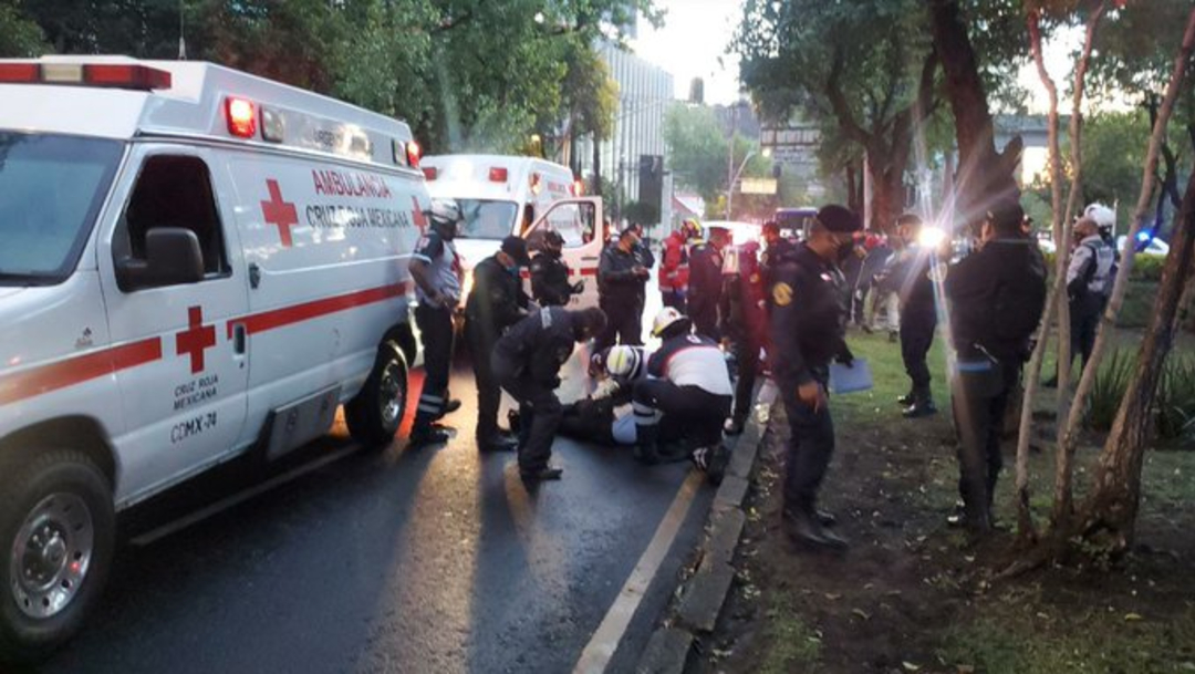 Paramédicos atienden a un policía herido tras el ataque contra Omar García Harfuch. (Foto: Noticieros Televisa)