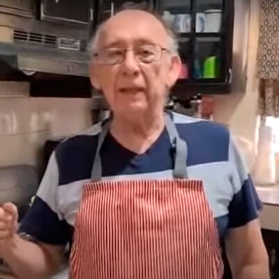 Video: abuelito que perdió su trabajo se convierte en youtuber con recetas de cocina