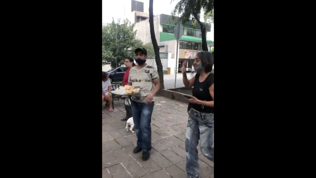 Video Hombre Ofrece Bolillos Charola Personas CDMX