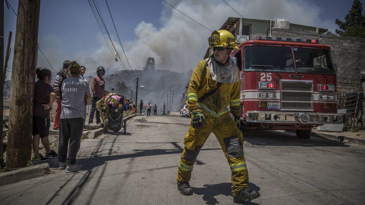Mueren dos militares que combatían incendios en Tijuana