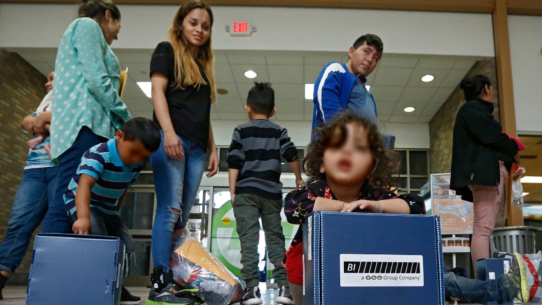 Jueza en EEUU ordena liberar a menores migrantes de centros de detención por COVID-19