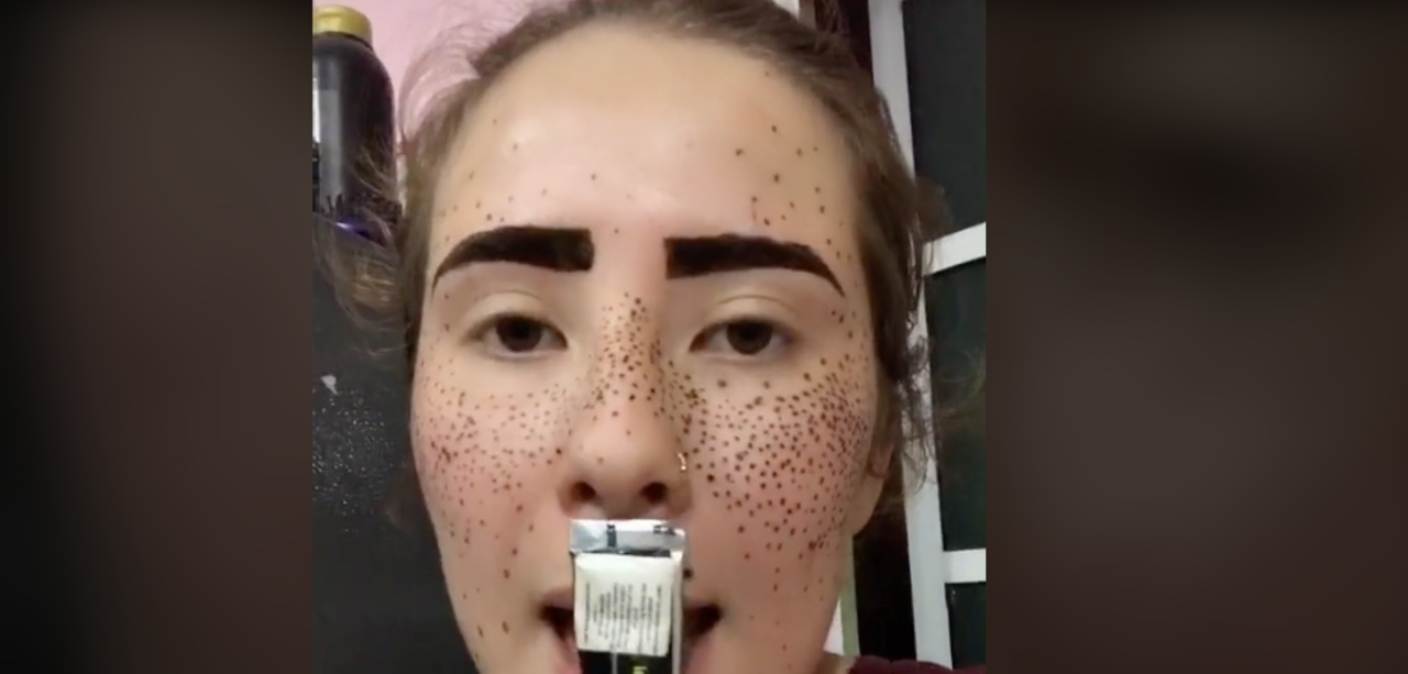 Kimberly Pinto trató de maquillarse, por reto viral, con henna