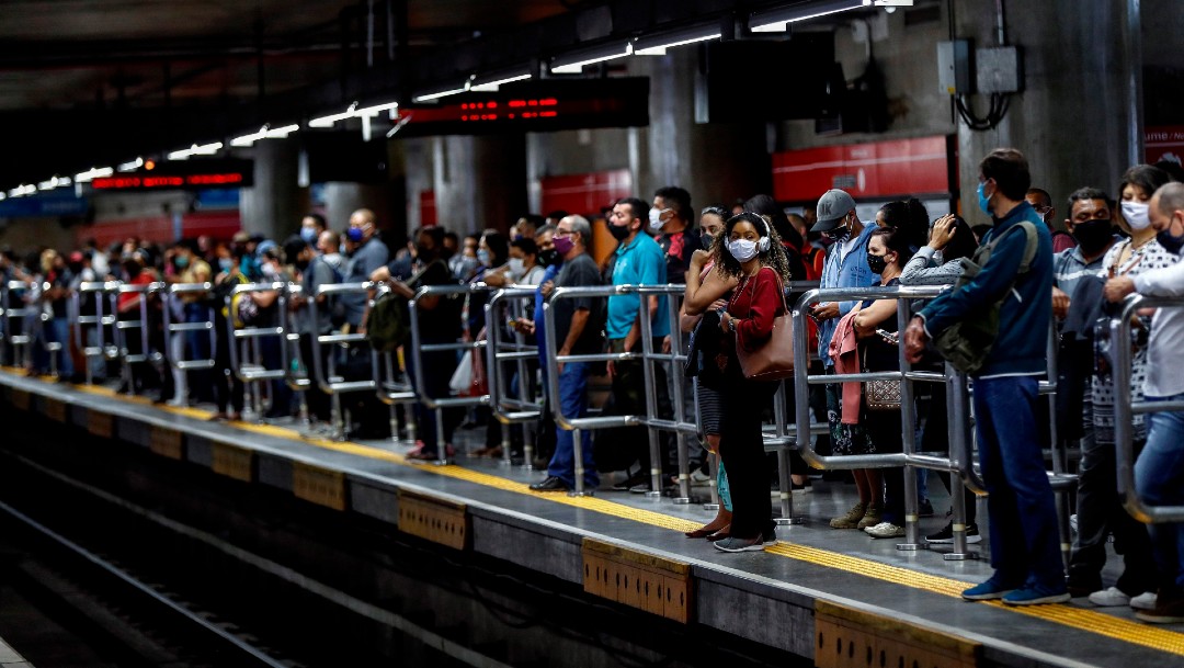 Personas en el metro de Brasil