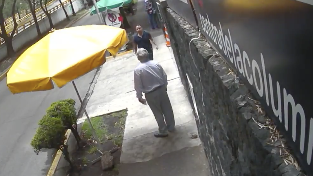 Lord Banqueta, un hombre que agrede a dos personas en la calle, Ciudad de México, Video