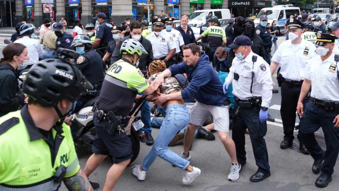 Foto: Manifestantes desafían toque de queda en EEUU, pero disminuye violencia