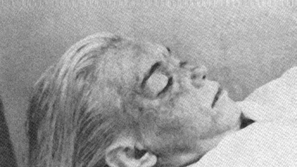 Fotografía de Marilyn Monroe muerta en la morgue