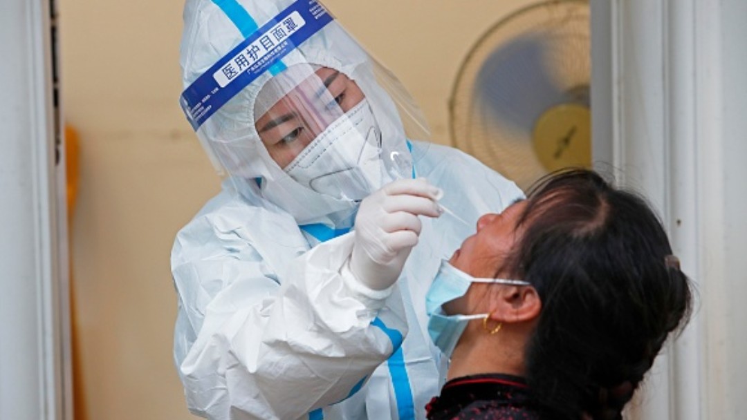 medico-china-hace-prueba-para-coronavirus