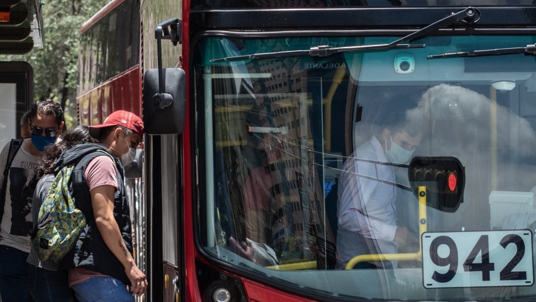Metrobús de CDMX reabre estaciones tras cambio del semáforo epidemiológico