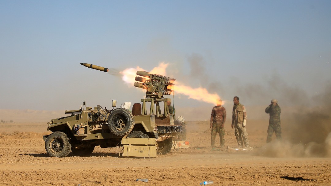 Militares chiítas disparán un cohete contra militantes del Estado de Islámico. Reuters/Archivo