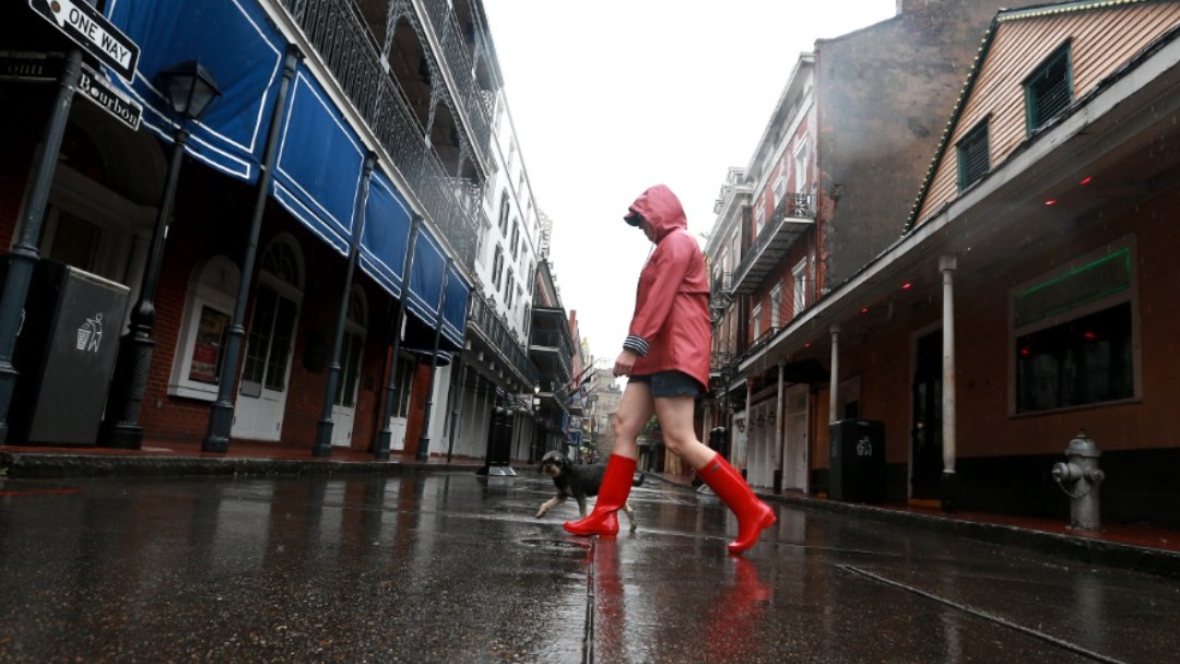 Una mujer camina por las calles mojadas de Nueva Orleans, EEUU. Getty Images