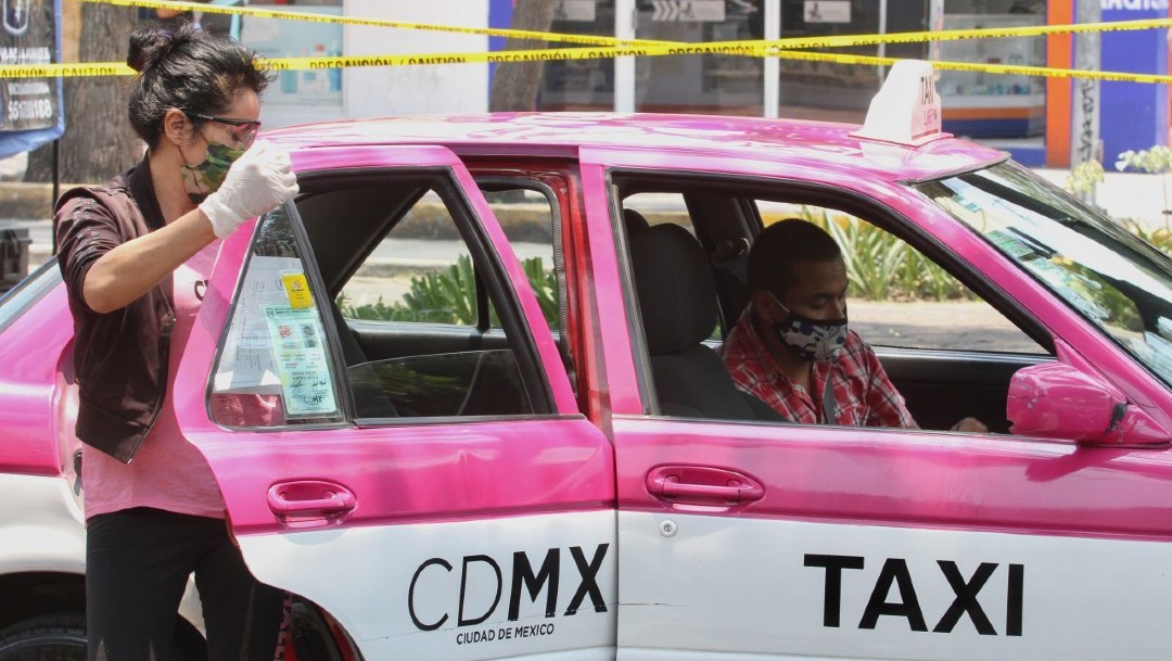 Mujer descendiendo de un taxi en la Ciudad de México