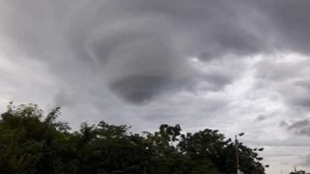 Aparece nube lenticular en Tatahuicapan, Veracruz. Twitter/@VerAccion
