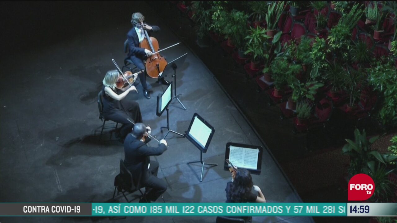 FOTO: opera de barcelona realiza concierto para miles de plantas