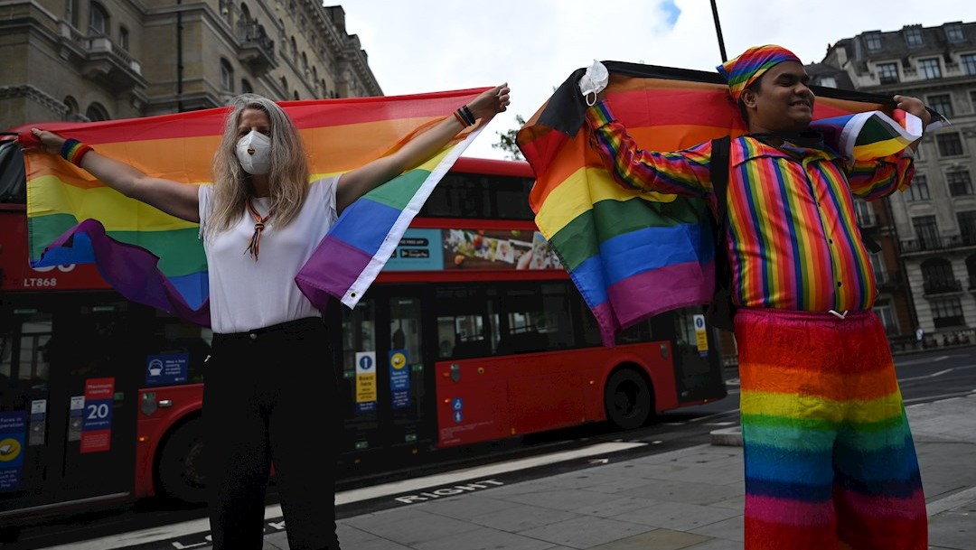 Un grupo reducido de personas participan en las celebraciones por el Orgullo Gay en Londres, Reino Unido.