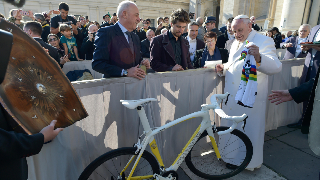 El tres veces campeón mundial de ciclismo Peter Sagan le regala al Papa Francisco un jersey y una bicicleta pintada con los colores de la bandera del Vaticano. (Foto: AP)