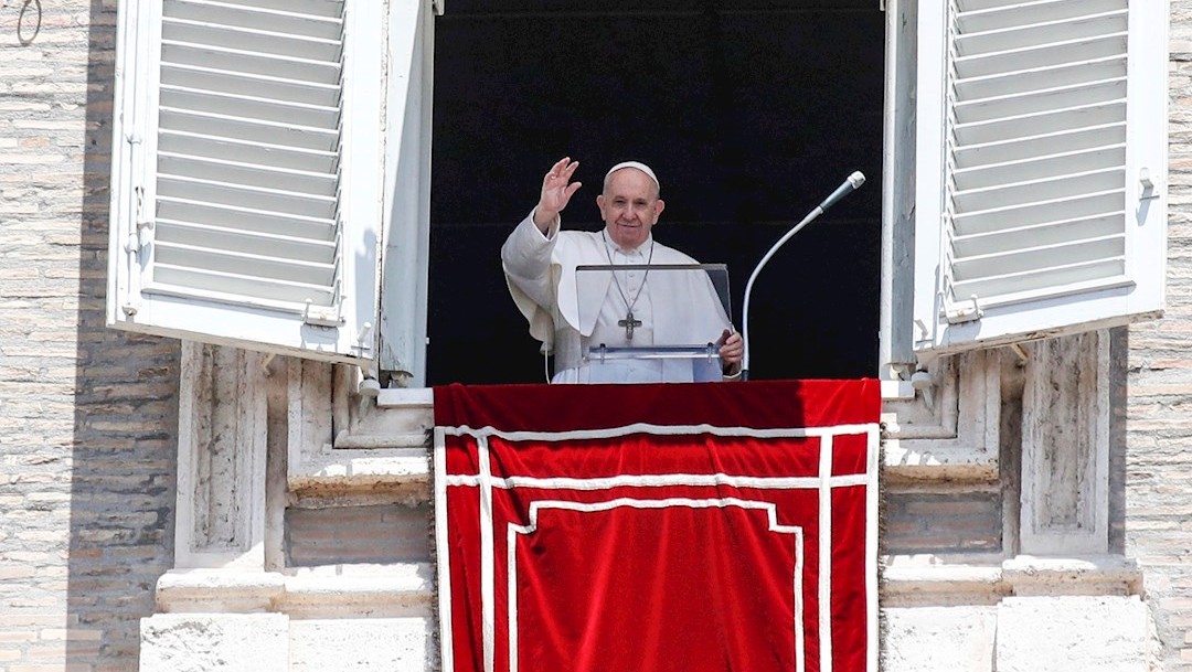El papa Francisco dirigiendo la oración del Ángelus desde la ventana del Palacio Apostólico. (Foto: EFE)