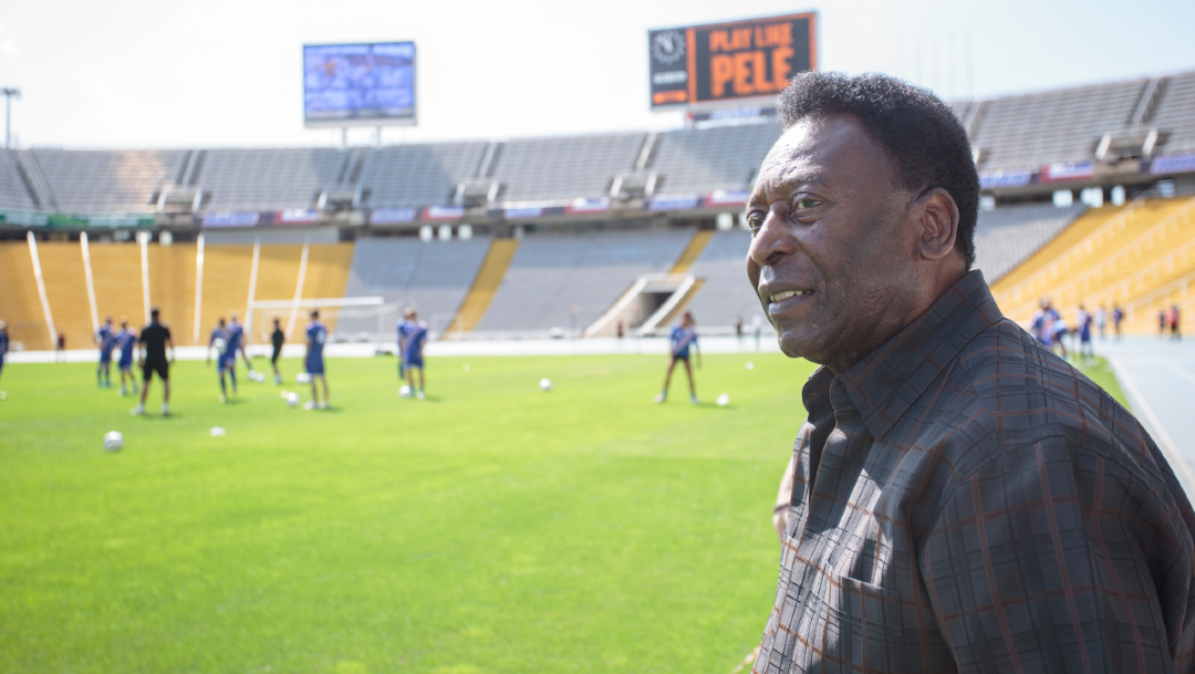 La leyenda del fútbol Pelé visita el Estadio Olímpico de Barcelona. (Getty Images/archivo)
