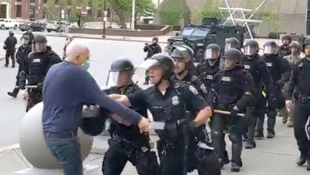 Foto: VIDEO: Policía de Búfalo empuja y tira al suelo a un adulto mayor