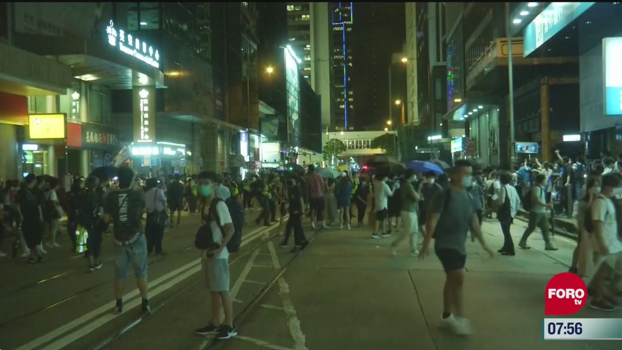 policia dispersa a manifestantes en hong kong