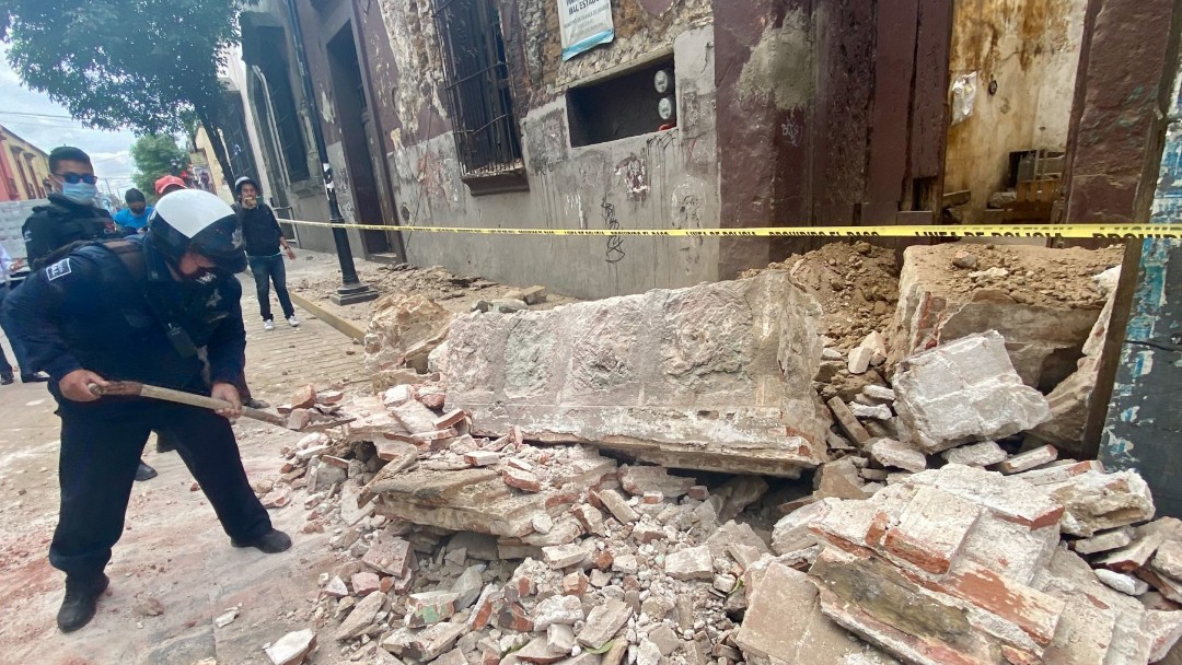 policia-oaxaca-recoje-escombros-por-sismo-magnitud-7-5
